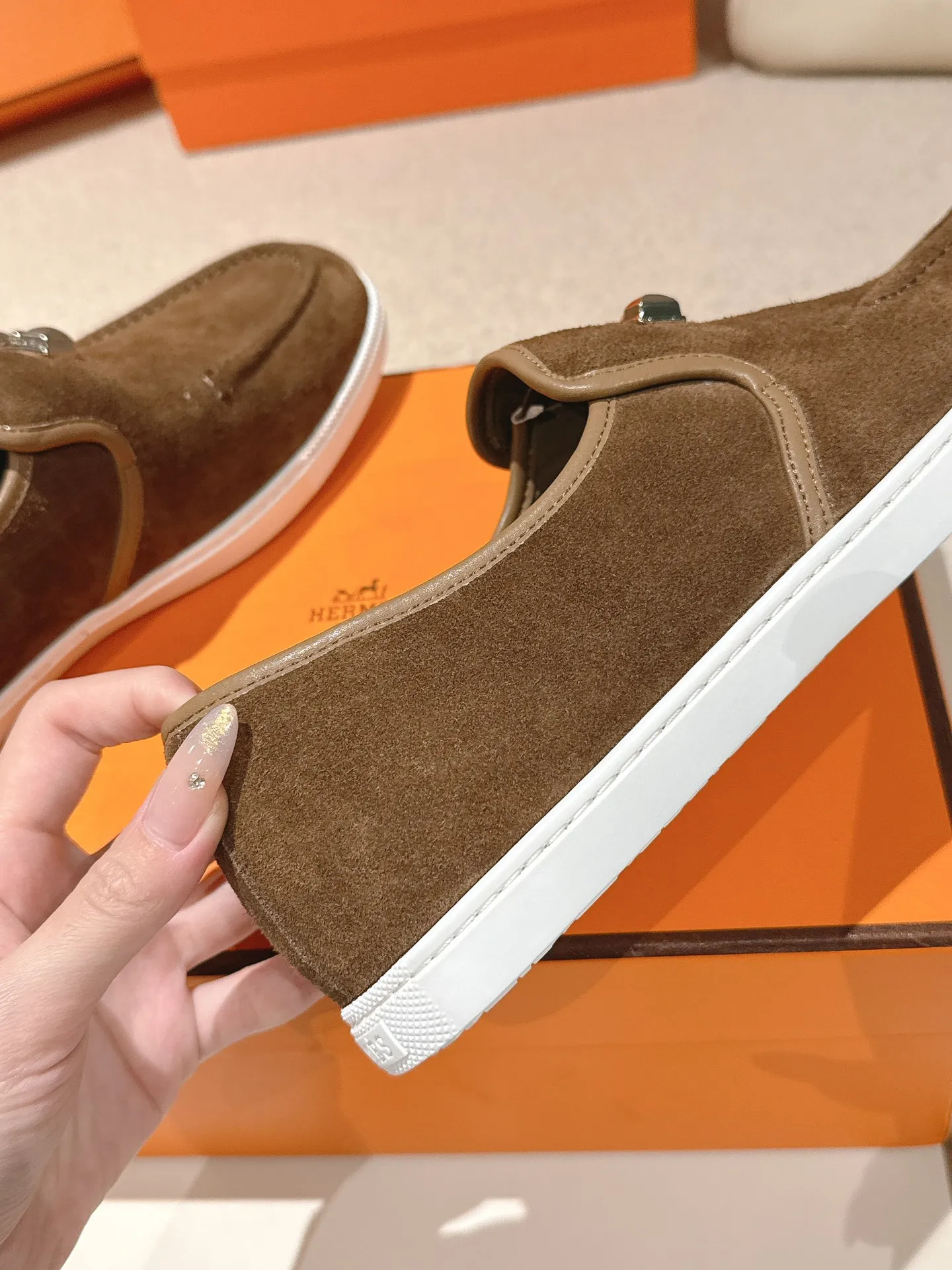 Men's Men's Shoes 600💰 Hermes# Couple Studded Loafers Calfskin and suede goatskin lace-up free sneakers with signature "H" detail. The design is simple and smooth, creating a fashionable urban look. It is comfortable and versatile. H family classics are not outdated, and the delivery counter is exquisitely packaged🛍📦 Fabric: Original customized imported first-layer cowhide/cow down Lining: Imported soft sheepskin Sole: Original open-molded anti-slip TPU material Size: 35-45
